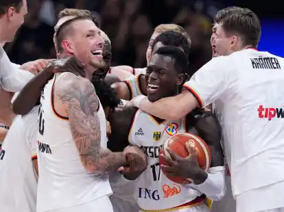 Das deutsche Team feiert nach dem Sieg.