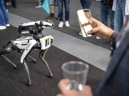 Die vierbeinigen &laquo;Spot&raquo;-Roboter, die an einen gro&szlig;en Hund erinnern, werden f&uuml;r Otto unter anderem Tunnel inspizieren, Ger&auml;te-Anzeigen ablesen und am Ger&auml;usch Gas- oder Druckluft-Lecks entdecken.