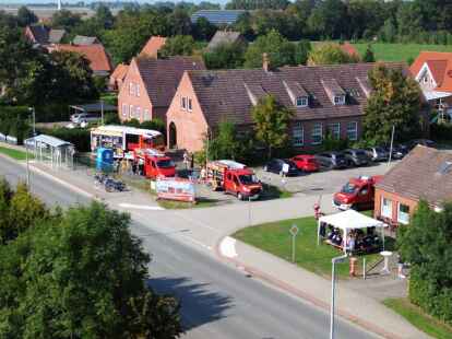 Bilden seit 2018 eine gemeinsame Feuerwehr Krummh&ouml;rn-S&uuml;d und pr&auml;sentierten sich in Rysum: die Feuerwehren Campen, Loquard und Rysum.