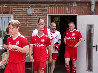 Der ehemalige Bundesligaspieler Fin Bartels (2.v.l.) kommt mit seinen Teamgef&auml;hrten aus der Kabine.