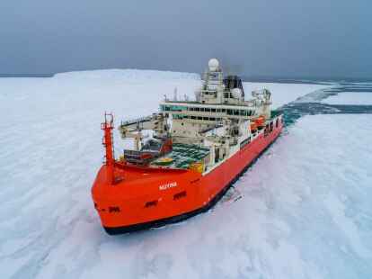 Hat die erkrankte Person erfolgreich evakuieren k&ouml;nnen:&nbsp;der australische Eisbrecher &laquo;RSV Nuyina&raquo;.