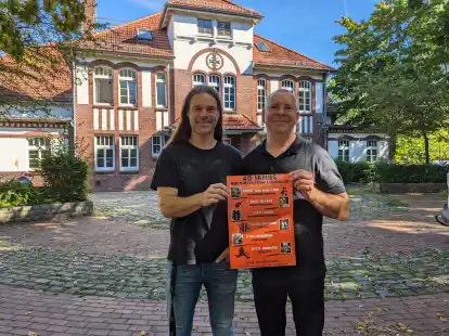 Sven L&uuml;dke (links) und Stefan Jaedtke freuen sich auf das Programm zum 40-j&auml;hrigen Bestehen der Jahnhalle.