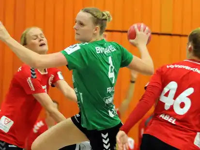 Melanie Fragge vom BVG tankt sich durch die HSC-Abwehr