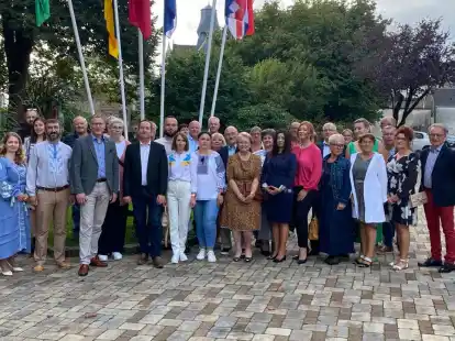 Beim Besuch einer Wildeshauser Delegation in der franz&ouml;sischen Partnerstadt &Eacute;vron hat B&uuml;rgermeister Jens Kuraschinski (6. von links) von seinem Amtskollegen Jo&euml;l Balandraud (9. von links) die Ehrenmedaille erhalten.