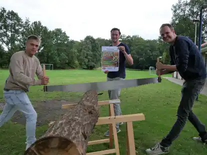 Die erste S&auml;gemeisterschaft in Portsloge wird am Samstag beim Dorffest ausgetragen. Fabian Smit, Dennis Sander und Ole Martens (von links) feilen schon an ihrer Technik.