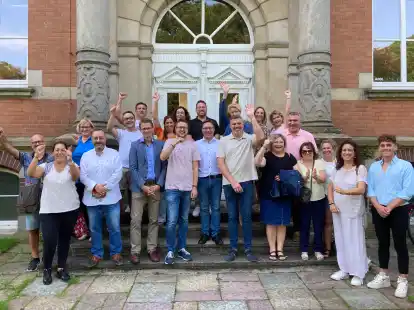 Beim abschlie&szlig;enden Gruppenfoto vor dem Mariengymnasium Jever herrschte beste Laune.