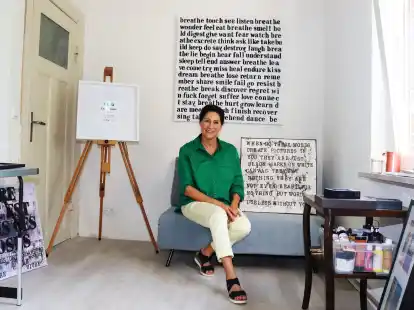 Gabriele Fengels mit einigen ihrer Wortbilder.