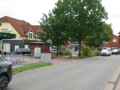 Der M&uuml;hlensteingarten (links) an der Alten Ladestra&szlig;e soll umgestaltet werden. Aktuell geht es um die Frage, wie viele Autostellpl&auml;tze dort entstehen k&ouml;nnten.