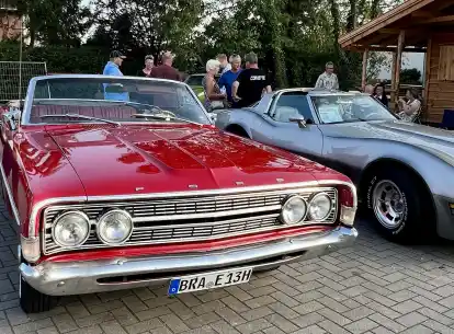 Staunen und fachsimpeln: Die automobilen US-Klassiker zogen viele Blicke auf sich.