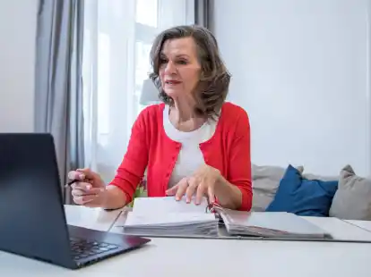 Endet nicht zwangsl&auml;ufig, wenn man das Alter f&uuml;r die gesetzliche Regelaltersrente erreicht hat: Ein unbefristetes Besch&auml;ftigungsverh&auml;ltnis. Oft sind entsprechende Regelungen aber in Arbeits- oder Tarifvertr&auml;gen zu finden.