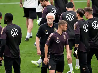 Rudi V&ouml;ller (M) schlie&szlig;t den Job als Teamchef bis zur Heim-EM f&uuml;r sich aus.