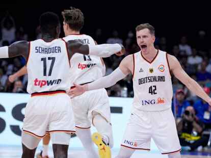 Andreas Obst (r) aus Deutschland jubelt w&auml;hrend des Spiels.