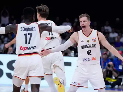 Andreas Obst (r) aus Deutschland jubelt w&auml;hrend des Spiels.