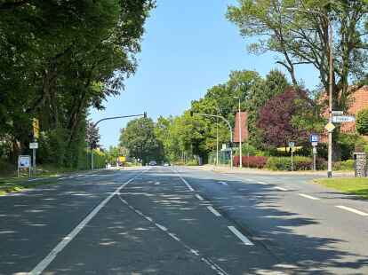 Hier soll die Umgestaltung der Ortsdurchfahrt Hahn-Lehmden eigentlich beginnen: der Abzweig Lehmder Stra&szlig;e. Doch es gibt wenig Hoffnung.