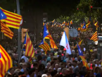 Menschen schwenken in Barcelona Unabh&auml;ngigkeitsflaggen bei einer&nbsp;Kundgebung f&uuml;r die Abspaltung Kataloniens von Spanien.