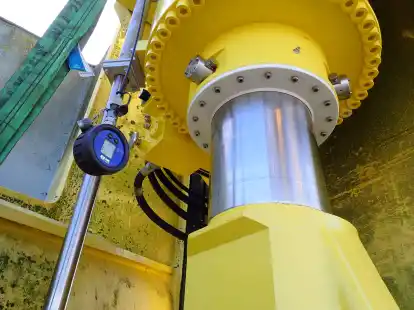 Tonnenschweres Sperrwerkteil: Blick auf einen Zylinderkolben.