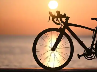 Sich abends noch aufs Rad schwingen: Ausdauer- und Krafttraining sollten sich erg&auml;nzen.