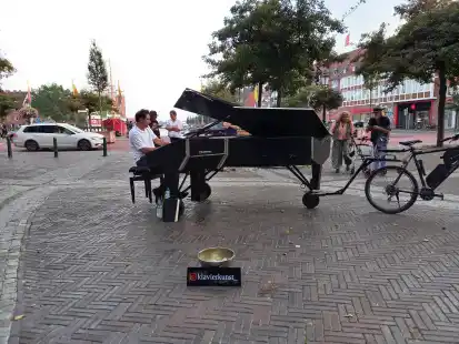 Konzert umsonst und drau&szlig;en: Davide Martello im Emder Stadtgarten.