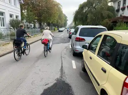 Neben parkenden Autos gibt es keine vier Meter breite Fahrgasse: Die Situation in der Fahrradstra&szlig;e Haareneschstra&szlig;e.