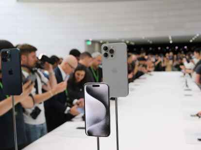Journalisten umlagern auf dem Apple-Event das neue iPhone 15 Pro im Steve-Jobs-Theater auf dem Firmencampus in Cupertino.