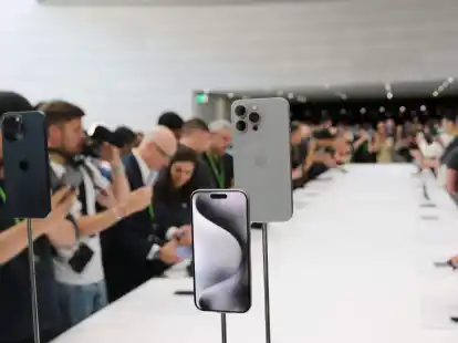 Journalisten umlagern auf dem Apple-Event das neue iPhone 15 Pro im Steve-Jobs-Theater auf dem Firmencampus in Cupertino.