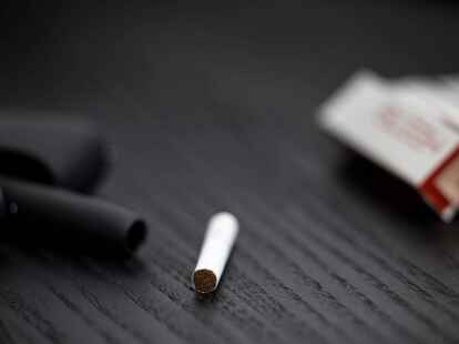 Ein Tabakstick, Stickp&auml;ckchen und Tabakerhitzer liegen auf einem Tisch. Die drei&nbsp;Branchenriesen haben hohe Erwartungen an den k&uuml;nftigen&nbsp;Absatz.