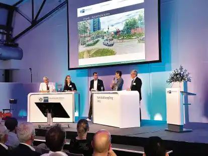 Diskutierten &uuml;ber einen Entwurf f&uuml;r die neue  Innenstadt: Von links OB Melf Grantz, Dr. Taalkea Bremer von den Wirtschaftsjunioren, NZ-Chefredakteur Christoph Linne, Andreas Heller und Dr. Matthias Fonger, Handelskammer.