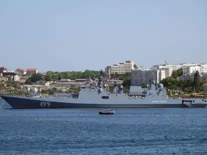 Ein russisches Kriegsschiff liegt vor der Hafenstadt Sewastopol. Hier soll es zu einem ukrainischen Angriff gekommen sein.