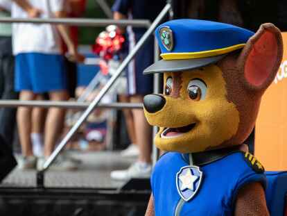 Der blaue Schäferhund „Chase“ in Polizeiuniform ist der Liebling vieler Kinder: Der Oldenburger Unternehmer Stefan Doersch hatte „Karate mit Paw Patrol“ und andere Events angeboten, die dann oft nicht stattfanden.