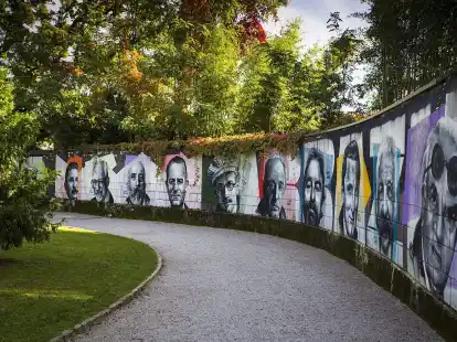 Im Stadtpark erinnern Mauergem&auml;lde an prominente G&auml;ste wie Komponist Gustav Mahler, Literat James Joyce, Universalgenie Albert Einstein oder auch Hollywoodstar Kirk Douglas.
