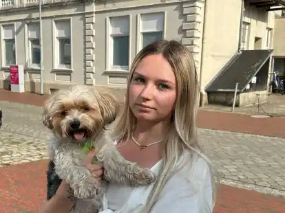 Leonie Mayra Lede, Tochter von Bettina Lammers, ist froh, dass sie H&uuml;ndin Maja noch in den Armen halten kann. Sie hat die Attacke &uuml;berlebt.