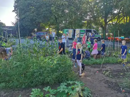 Viele Kinder sowie Helferinnen und Helfer waren k&uuml;rzlich im Schulgarten der Grundschule D&uuml;rerstra&szlig;e aktiv. Dort wurde ein Zaun aufgestellt.