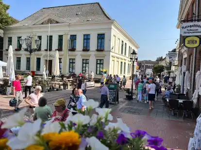 Die Stadt am Plattd&uuml;&uuml;tskmarkt in Esens war voll, dennoch hatten einige gastronomische Betriebe zu.