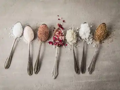 Nicht jedes Salz eignet sich gleicherma&szlig;en f&uuml;r jedes Gericht oder jeden Kochvorgang: Mann kann etwa w&auml;hlen zwischen Meersalz (l-r), Bergkristall-Salz, Kala Namak, Rosenbl&uuml;ten-Salz, Grausalz, Fleur de Sel oder D&auml;nischem Rauchsalz.