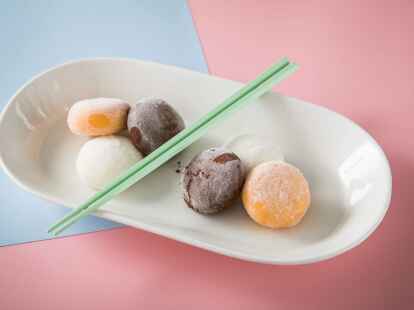 Mochi-Eis: Die japanische S&uuml;&szlig;igkeit besteht aus Eiscreme, umh&uuml;llt von einem klebrigen Teig aus Reismehl.