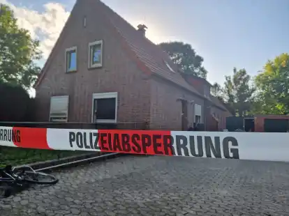 Der Tatort an der Eichenallee in Bar&szlig;el-Neuland: Die Polizei hat das Gel&auml;nde absperren lassen.