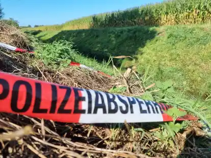 Absperrband der Polizei am Tatort im nieders&auml;chsischen Barenburg im Landkreis Diepholz.
