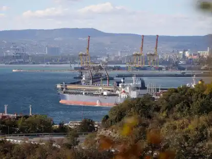 Ein &Ouml;ltanker liegt im Hafen der russischen Hafenstadt Noworossijsk am Schwarzen Meer.