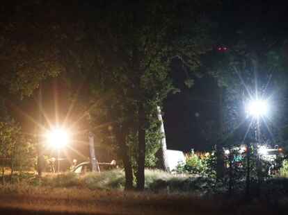 Polizei und Spurensicherung ermitteln am Auto des festgenommenen Tatverd&auml;chtigen in der N&auml;he der A7.