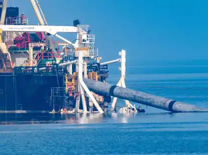 Auf dem Pipeline-Verlegeschiff &laquo;Castoro 10&raquo; vor dem Strand von Lubmin bauen Fachleute an der Anbindungspipeline des umstrittenen R&uuml;gener Fl&uuml;ssigerdgas-Terminals in Mukran.