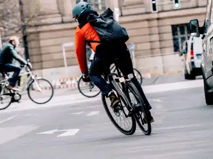 Flinker im Verkehr: An die Motorunterst&uuml;tzung eines Pedelecs muss man sich aber erst mal gew&ouml;hnen.