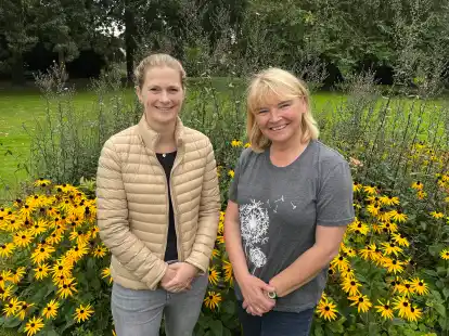 Das Programm f&uuml;r den &bdquo;Lebendigen Frauenkalender&ldquo; haben  Frieslands Gleichstellungsbeauftragte Ann-Kathrin Cramer (links) und Schlossmuseumsleiterin Prof. Dr. Antje Sander vorgestellt.