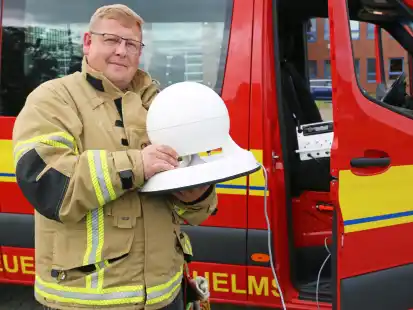 Jan Otten von der Freiwilligen Feuerwehr Bant/Heppens mit einer mobilen Sirene, die er an der G&uuml;terstra&szlig;e um 11 Uhr per Hand bet&auml;tigte.
