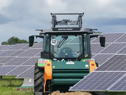 Landwirtschaft und Photovoltaik auf einer Fl&auml;che (Symbolbild): Eine Agri-PV-Anlage m&ouml;chte ein Unternehmen in Jade errichten.