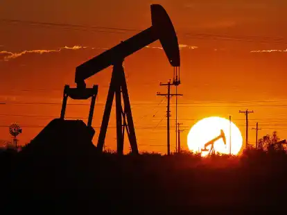 Pumpe in einem &Ouml;lfeld: Nach wie vor dominiert das knappe Angebot die Marktlage.