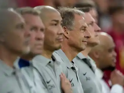 J&uuml;rgen Klinsmann (M) trainiert jetzt die Nationalmannschaft S&uuml;dkoreas.