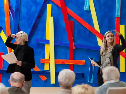 Pauline F&uuml;g (links) und Prof. Dr. Henrikje Stanze haben die besondere Form der Poesie nach Deutschland gebracht.