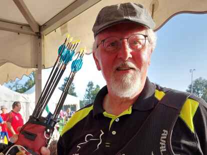 War auch bei der Deutschen Meisterschaft mit seinem Bogen gut dabei: Krimiautor Peter Gerdes aus Leer.