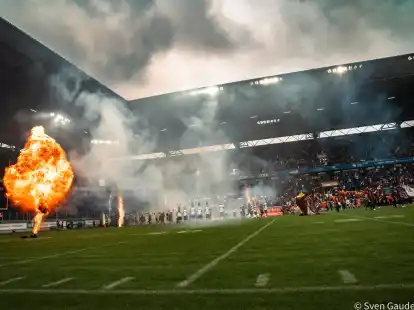 So oder so &auml;hnlich, nat&uuml;rlich ohne das ganz gro&szlig;e Stadion, k&ouml;nnte es am Samstag auf dem Spielfeld der Emden Tigers in der Normannenstra&szlig;e zugehen: Die pyrotechnische Show, f&uuml;r die der Hinteraner Hendrik Wegener-Stache mit seiner Firma bei den Rhein Fire D&uuml;sseldorf zust&auml;ndig ist, gibt es auch beim Heimspiel der Emder.