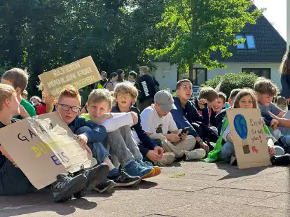 Bei der Kundgebung vor dem Rasteder Rathaus: Einige Sch&uuml;ler hatten Plakate mitgebracht.